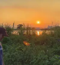 父母都是從過去的社會架構走過來的，有不同于現在的觀念是很正常的事，我不否認確實有一小部分父母不負責任，但為什么總是上升到好像大多數父母都在道德綁架子女呢?甚至父母經濟條件不好為了養家糊口疲于奔命沒有太多時間顧及子女也都成了原罪！社會卷的不僅是子女，大多數父母也都是被卷的好嗎！配圖