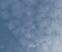 如果想要盡快釋懷的話，其實最核心的辦法就是，完全接受結局，不要多說一句沒有意義的話，不做任何多余的行為，不要因為結局配不上過程而不甘心，不要裝深情，更不要計較最后得失，也不要知道答案還去問為什么，接受大家都會離開的事實，也許我們此時此刻失去的，本就不該屬于我們的，不要畏懼分離，要允許有些人短暫的出現(xiàn)在生活里，也要能接受他們的離開，愛錯了就勇敢放下，大膽往前走，成為更好的自己，勇敢結束的人，會被獎勵一個新的開始。配圖