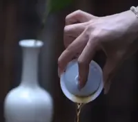 成年人最清醒的活法，就是克制自己的表達欲，不自卑也別炫耀，平靜溫和就好，不爭辯克制好勝心，不解釋克制反駁欲，不多言克制優(yōu)越感，不卑不亢，安靜低調(diào)，于己于人都是一種善良。配圖