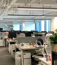 職場里面大部分人只要能合作就可以，上班的目的是賺錢，以自己的利益為主，不是交朋友，跟很多人維持表面的關系、能合作即可。對于那些自己感覺比較好的可以多來往一下。配圖