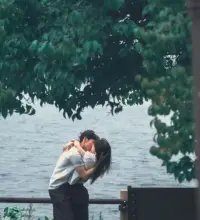 百年修得同船渡，千年修得共枕眠。愛情就像一顆果實，它的果肉是浪漫，它的種子是責任。現在人越來越沒有責任感了，一切以利益最大化為目標。配圖