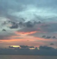 除了生死都是小事，好好生活，別想太多，昨天的太陽(yáng)，曬不干今天的衣裳，明天的雨，淋不濕今天的自己，該忘的忘，該放的放，讓心歸零，微笑前行。配圖