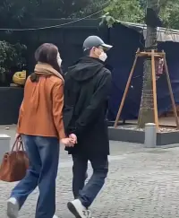 曾經以為溫柔是一種性格，后來才發現溫柔是一種能力，他貫穿了一個人的修養和認知。世間所有的溫柔都是經歷了風吹雨打配圖