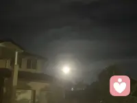 今晚的月亮有人看到吗，哈哈，好圆。