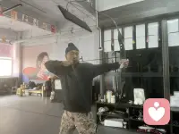 第一次射箭🏹最后一箭正中靶心🎯我从小就想骑马射箭，这是前几世梦回金戈铁马的大草原吗？另外，射箭可以有效提高关注力，降低焦虑和抑郁情绪，运动和工作是最好的心理缓解方法