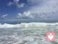 每個人的心中都有一片海，時而平靜溫柔，時而波濤洶涌。我在這里，靜靜傾聽你的潮起潮落。配圖