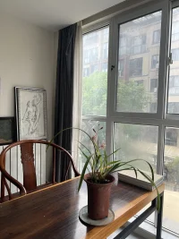 拥抱情绪，自我成长
       快节奏的社会生活，我们似乎一直被某种力量推着前进，慢慢地我们似乎不知自己身处何地，周围是陌生的，连自己都是陌生的，那些曾经唾手可得的快乐似乎都已远离。我们被各种情绪包裹，一时的快乐敌不过长久的恐慌，离我们越来越近的似乎只剩压抑、焦虑，迷茫。我们迷失了自己，找不到生活原本的样子。
       那么如何摆脱这种困境，让自己回归自我，坦然笃定地生活呢？我想最应该做的就是找回自我，不被情绪所控。与其在情绪中挣扎，不如学着拥抱它。
       ​首先我们应该看见、接纳自己所有的情绪。情绪是进化后的身体本能，由人脑中情绪脑的区域主管，是哺乳动物的共性，所以不要想着摈弃它，又或者苦恼于它的产生，这只会更糟糕，让你受制于它。我们应该接纳它并真正读懂情绪背后正向的、有积极意义的东西，并进行转换，转换为积极有意义的，并进行自我赋能。当你的看法转变，一切都豁然开朗。比如焦虑是为了让我们行动，内疚是为了让我们弥补，悲伤是为了让我们珍惜，恐惧是为了让我们保护……我们把所有的情绪都看成一种能量，用成长性思维去审视事物背后的意义，把负面情绪转化为事情发展的动力。
       你会惊喜地发现：当你拥抱情绪，允许情绪时它已悄然离开。一旦你真正的接纳，命运就会在接纳的一瞬间转弯，你将快速成长，充满力量。所谓成长就是清晰要去到哪里，把所有情绪转化为目标路上行进的动力。
       在情绪中前进，一路生花!