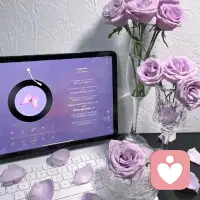 在處理婆媳矛盾中丈夫該怎么做：
溝通方面
一分別與妻子和母親溝通。傾聽妻子抱怨，理解她感受后一起分析原因；對母親則先肯定再婉轉指出矛盾點。同時創(chuàng)造溝通機會，如家庭會議，還要充當信息傳遞者，注意表達避免引發(fā)新矛盾。
協(xié)調方面
一設定界限：明確家庭角色與職責，如育兒等事合理劃分。也可劃分生活空間，減少摩擦。
一調解矛盾：保持中立，分析根源提出公平方案；
巧用幽默，緩解緊張氣氛。
情感方面
一關心雙方：日常生活多關心妻子，矛盾后送禮物等幫她緩解情緒；常與母親聊天，特殊節(jié)日送祝福。一增進家庭情感：定期組織旅游等家庭活動，鼓勵婆媳合作，拉近彼此距離；常強調家庭團結，讓她們明白相互理解包容對家庭幸福的重要性。
丈夫在婆媳間起到關鍵的調和作用，通過有效溝通、合理協(xié)調與情感關懷，能幫助婆媳化解矛盾，營造和諧的家庭氛圍。配圖