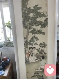 近因效應，簡而言之，就是指當多個信息連續呈現時，人們往往對最后出現的信息留下最深刻的印象。這種現象在我們的日常生活中屢見不鮮，無論是工作中的會議總結、學習中的知識回顧，還是人際交往中的最后印象，近因效應都在無形中影響著我們的記憶與判斷
為何“最后”如此重要?
新鮮感的沖擊：最新接觸的信息，由于時間上的接近性，給人一種“就在眼前”的錯覺，這種即時性增強了信息的鮮活感，使其更容易被記住。
記憶的覆蓋與更新：人的記憶并非一成不變，新的信息會不斷對舊有記憶進行覆蓋或修正。近因效應發生時，最近的信息就像一股強大的水流，沖刷著之前的記憶痕跡，使得最后的部分更為清晰。
情感與注意力的集中：往往在最后階段，我們的情感和注意力會達到一個高峰，無論是緊張、期待還是滿足，這些強烈的情緒體驗都會加深我們對最后信息的記憶。
職場中的近因效應
在職場上，近因效應尤為重要。一次成功的項目匯報、一次有力的會議發言，或是與同事間的愉快交流，都可能成為你在領導或同事心中留下的“最后印象”。因此，學會利用近因效應，在關鍵時刻展現自己的最佳狀態，對于職業發展大有裨益。
人際關系中的微妙影響
在人際交往中，近因效應同樣不容忽視。一次愉快的約會結束、一次深情的告別，都可能讓對方對你的好感度飆升。相反，如果最后留給對方的印象不佳，即使之前的相處再愉快，也可能大打折扣。把握“最后”的魔力
近因效應，是心理學賦予我們的一份禮物，它提醒我們要珍惜每一次的“最后機會”,無論是工作匯報、人際交往，還是自我提升，都應力求在結尾處留下完美的印記。因為,在記憶的舞臺上，最后的一幕往往最為難忘配圖