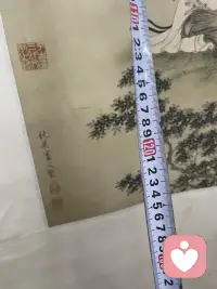 近因效應，簡而言之，就是指當多個信息連續呈現時，人們往往對最后出現的信息留下最深刻的印象。這種現象在我們的日常生活中屢見不鮮，無論是工作中的會議總結、學習中的知識回顧，還是人際交往中的最后印象，近因效應都在無形中影響著我們的記憶與判斷
為何“最后”如此重要?
新鮮感的沖擊：最新接觸的信息，由于時間上的接近性，給人一種“就在眼前”的錯覺，這種即時性增強了信息的鮮活感，使其更容易被記住。
記憶的覆蓋與更新：人的記憶并非一成不變，新的信息會不斷對舊有記憶進行覆蓋或修正。近因效應發生時，最近的信息就像一股強大的水流，沖刷著之前的記憶痕跡，使得最后的部分更為清晰。
情感與注意力的集中：往往在最后階段，我們的情感和注意力會達到一個高峰，無論是緊張、期待還是滿足，這些強烈的情緒體驗都會加深我們對最后信息的記憶。
職場中的近因效應
在職場上，近因效應尤為重要。一次成功的項目匯報、一次有力的會議發言，或是與同事間的愉快交流，都可能成為你在領導或同事心中留下的“最后印象”。因此，學會利用近因效應，在關鍵時刻展現自己的最佳狀態，對于職業發展大有裨益。
人際關系中的微妙影響
在人際交往中，近因效應同樣不容忽視。一次愉快的約會結束、一次深情的告別，都可能讓對方對你的好感度飆升。相反，如果最后留給對方的印象不佳，即使之前的相處再愉快，也可能大打折扣。把握“最后”的魔力
近因效應，是心理學賦予我們的一份禮物，它提醒我們要珍惜每一次的“最后機會”,無論是工作匯報、人際交往，還是自我提升，都應力求在結尾處留下完美的印記。因為,在記憶的舞臺上，最后的一幕往往最為難忘配圖