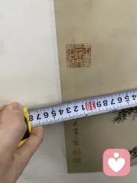 近因效應，簡而言之，就是指當多個信息連續呈現時，人們往往對最后出現的信息留下最深刻的印象。這種現象在我們的日常生活中屢見不鮮，無論是工作中的會議總結、學習中的知識回顧，還是人際交往中的最后印象，近因效應都在無形中影響著我們的記憶與判斷
為何“最后”如此重要?
新鮮感的沖擊：最新接觸的信息，由于時間上的接近性，給人一種“就在眼前”的錯覺，這種即時性增強了信息的鮮活感，使其更容易被記住。
記憶的覆蓋與更新：人的記憶并非一成不變，新的信息會不斷對舊有記憶進行覆蓋或修正。近因效應發生時，最近的信息就像一股強大的水流，沖刷著之前的記憶痕跡，使得最后的部分更為清晰。
情感與注意力的集中：往往在最后階段，我們的情感和注意力會達到一個高峰，無論是緊張、期待還是滿足，這些強烈的情緒體驗都會加深我們對最后信息的記憶。
職場中的近因效應
在職場上，近因效應尤為重要。一次成功的項目匯報、一次有力的會議發言，或是與同事間的愉快交流，都可能成為你在領導或同事心中留下的“最后印象”。因此，學會利用近因效應，在關鍵時刻展現自己的最佳狀態，對于職業發展大有裨益。
人際關系中的微妙影響
在人際交往中，近因效應同樣不容忽視。一次愉快的約會結束、一次深情的告別，都可能讓對方對你的好感度飆升。相反，如果最后留給對方的印象不佳，即使之前的相處再愉快，也可能大打折扣。把握“最后”的魔力
近因效應，是心理學賦予我們的一份禮物，它提醒我們要珍惜每一次的“最后機會”,無論是工作匯報、人際交往，還是自我提升，都應力求在結尾處留下完美的印記。因為,在記憶的舞臺上，最后的一幕往往最為難忘配圖