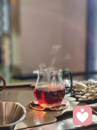 專注于呼吸
了解很多大腦和身體如何相互反饋的知識。例如：自信的站著讓人們感覺更自信。人的大腦不僅影響身體，身體也會影響大腦。
對于焦慮來說也是一樣的：有意識地控制你的呼吸會給大腦傳遞信息。
所以，當你感到焦慮的時候（通常都伴隨著淺而快的呼吸），試著將它改變為放松的呼吸，更慢更深的呼吸。
你可以在吸入和呼出時慢慢的數數，嘗試將你的手放到你的肚子上，感受氣流進入，呼出。
另外，采取任意使身體感到放松的姿勢（在公眾面前演講時突然躺下似乎有點兒太離譜了）。
這通常就像放松肌肉，采取一個開放的姿勢一樣（打開雙臂，微笑）。配圖