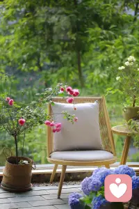 焦慮的三個(gè)表現(xiàn)一、心理方面1.過度擔(dān)憂：對
未來的事情感到過度擔(dān)心和不安，常常沒有明確
的原因或?qū)嶋H的威脅，擔(dān)憂的內(nèi)容廣泛，可能涉
及工作、學(xué)習(xí)、健康、家庭、人際關(guān)系等各個(gè)方
面，這種擔(dān)憂難以控制，即使嘗試?yán)硇运伎家矡o
法消除。2.恐懼和不安：對特定的事物或情境產(chǎn)
生強(qiáng)烈的恐懼和不安，如社交場合、高處、封閉
空間等，恐懼可能導(dǎo)致回避行為，即避免接觸或
參與引發(fā)恐懼的事物或情境，不安感常常伴隨著
身體的緊張和警覺，讓人處于一種高度戒備的狀
態(tài)。3.注意力不集中：難以集中注意力，思緒容
易分散，常常被焦慮的想法所干擾，在工作、學(xué)
習(xí)或其他活動(dòng)中，容易分心，效率低下，可能會(huì)
頻繁地走神，忘記自己正在做的事情。4.易怒和
煩躁：情緒變得不穩(wěn)定，容易發(fā)怒、煩躁或不耐
煩，對小事反應(yīng)過度，容易與他人發(fā)生沖突，這
種情緒變化可能會(huì)影響人際關(guān)系和生活質(zhì)量。配圖