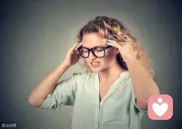 發脾氣的本質，就是沒有足夠的智慧去應對眼前的局面。作家周國平說，一個人的層次高低，常以遇事時的反應為區分，因為遇事越是急躁，越是容易把問題變得更加復雜；而控制好脾氣，才能冷靜的思考，盡而讓事態朝自己期待的方向發展。余秋雨在《山居筆記》中寫道：“真正的智慧,是一種不理會哄鬧的微笑，是一種遠離了偏激的淡漠。”聰明人并非沒有脾氣，只是從不輸給脾氣。因為一笑而過遠比唇槍舌劍更具姿態，平心靜氣亦比劍拔弩張更顯魅力。配圖