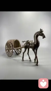 你是否有過這樣的經(jīng)歷：一件小事讓你耿耿于懷，反復(fù)琢磨，越想越生氣，或者，你總是對未來感到擔(dān)憂，想象著各種不好的事情發(fā)生，其實(shí)，這些負(fù)面情緒往往不是事件本身引起的，而是我們對事件的解讀方式造成的。這就是“認(rèn)知重構(gòu)”需要解決的問題。認(rèn)知重構(gòu)，簡單來說就是改變我們對事件的看法，從而改變我們的情緒和行為。它就像是一副眼鏡，幫助我們以不同的角度去看待世界。當(dāng)我們對一件事情產(chǎn)生負(fù)面情緒時(shí)，或總是用悲觀的眼鏡看世界時(shí)，那么我們就會(huì)感到沮喪和焦慮，而認(rèn)知重構(gòu)不僅可以幫助我們打破這種負(fù)面的思維模式，幫助我們找到更積極、更理性的解釋，而且還可以讓我們以積極樂觀的心態(tài)面對生活。認(rèn)知重構(gòu)的關(guān)鍵，是找到并挑戰(zhàn)那些不合理的負(fù)性想法，并用合理的信念來代替。1、識別負(fù)面想法：我們要意識到自己有哪些負(fù)面的想法。2、挑戰(zhàn)負(fù)面想法：我們可以問自己，這個(gè)想法真的有證據(jù)支持嗎？還有沒有其他的解釋？3、尋找替代想法：找到更積極、更理性的想法來代替負(fù)面的想法。4、練習(xí)新的思維模式：經(jīng)常練習(xí)新的思維模式，并讓它成為我們的習(xí)慣。運(yùn)用認(rèn)知重構(gòu)，不僅可以幫助我們擺脫焦慮、抑郁等負(fù)性情緒，并能提高生活質(zhì)量，讓我們的生活變得更加積極樂觀，而且還能改善人際關(guān)系，讓我們更好地與他人相處，并能增強(qiáng)自信，讓我們更加相信自己擁有無限的可能。配圖