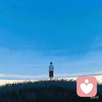 双相情感障碍患者愤怒情绪探源
双相情感障碍，作为一种复杂而极具挑战性的精神健康状况，其愤怒情绪的发作常常令人费解且难以应对。深入探究这种愤怒的根源，对于患者、家属以及医疗专业人员而言，都具有极为重要的意义。这不仅有助于更好地理解患者的内心世界，还能为制定有效的干预策略和提供恰当的支持奠定基础。
一、生物学因素的潜在影响
从生物学层面来看，双相情感障碍患者大脑中的神经递质失衡被认为是引发愤怒情绪的一个关键因素。
例如，血清素作为一种调节情绪的重要神经递质，在双相情感障碍患者体内可能出现水平异常。当血清素水平较低时，大脑对情绪的调节能力就会受到削弱，使得患者更容易陷入愤怒、焦虑等负面情绪状态。
此外，大脑的结构和功能异常也与愤怒情绪的产生密切相关。研究发现，双相情感障碍患者大脑中的前额叶皮质、杏仁核等区域存在结构和功能的改变。前额叶皮质负责情绪的认知和调控，杏仁核则在情绪的产生和反应中扮演重要角色。当这些区域的功能出现紊乱时，患者可能会难以控制自己的情绪，愤怒情绪也更容易被触发。例如，在面对一些轻微的刺激时，由于大脑无法有效地进行情绪调节，患者可能会出现过激的愤怒反应。
二、心理创伤与过往经历的烙印
许多双相情感障碍患者在其成长过程中可能经历过各种心理创伤，这些创伤犹如深埋在心底的刺，在特定情境下会引发强烈的愤怒情绪。
童年时期的虐待经历，无论是身体上的还是情感上的，都可能使患者的心理防线遭受重创。这种长期的创伤经历会导致患者对自身和周围世界产生扭曲的认知，内心充满了恐惧、无助和愤怒。在日后的生活中，即使面对看似平常的事件，也可能触动这些创伤记忆，从而引发愤怒的爆发。
例如，一个曾在童年遭受过频繁批评和贬低的患者，在成年后可能对他人的评价极为敏感。一旦听到他人的些许批评或不满，就可能会唤起童年时期被伤害的记忆，进而愤怒地回击。这种愤怒不仅仅是针对当下的刺激，更是对过去所积累的痛苦和创伤的一种宣泄。
除了童年创伤，成年后的重大生活压力事件也可能成为引发愤怒的导火索。例如，失业、失恋、失去亲人等重大挫折，会使患者原本就脆弱的心理状态进一步失衡。在双相情感障碍的影响下，患者可能难以以健康的方式应对这些压力，从而将内心的痛苦和焦虑转化为愤怒情绪，对外界表现出攻击性。
三、情绪波动与失控的恶性循环
双相情感障碍的典型特征是情绪的极端波动，包括躁狂期和抑郁期的交替出现。在躁狂期，患配图