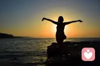 我们需要一天四个拥抱来生存，八个拥抱来维持，十二个拥抱来成长。配图