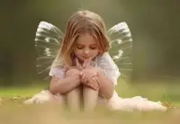 內在小孩是很軟弱的，
但沒關系，你已經不是過去的你，
你有力量拯救過去那個無助的小孩，
你可以鼓勵她，愛護她，幫助她，療愈她，
給她力量和支持。配圖