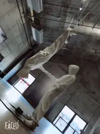 【恋物心理】心理学认为，恋物行为可能源于早期情感联结的转移。弗洛伊德曾提出，当个体无法直接表达欲望时，可能将情感投注到特定物品上（如鞋子/头发）。现代研究强调，只要不影响他人且不造成痛苦，这种倾向属于正常性表达的多样性范畴。重要的是理解而非批判，接纳人性的复杂光谱。配图