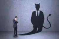 父亲的任务可以总结为几句话。他必须证明自己是妻子的好伴侣，孩子的好同伴，社会中的好成员。
他必须正确处理生活中的三大问题——工作、友谊和爱——他必须平等地与妻子合作，照顾并保护自己的家庭。
他不应忘记：女性在家庭生活中的作用无法替代。他的任务不是贬抑妻子，而是与她合作。有一点要特别强调：即使他是家里的经济来源，这也是共享的事。他绝不能显得好像自己总在施舍，而别人总在接受一样。
在幸福的婚姻中，他挣钱只是家里劳动分工的结果。许多父亲利用自己的经济地位来统治全家。家庭中不应当有统治者，任何可能造成不平等感的场合都应避免。
每位父亲都应意识到这一事实：我们的文化过于强调男子的特权地位，因此，妻子与他结婚后，都可能或多或少会害怕受到控制，处于劣势。
他应当知道：不能只是因为妻子是女的，不能像他一样赚钱养家，她就应处于卑下地位。无论妻子对养家糊品是否出过一臂之力，只要家庭生活真正富于合作，那么至于谁赚了钱、钱属于谁，这都不会有什么问题。