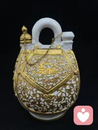 阿德勒心理学三大核心智慧：  
1. 客体分离：所有烦恼源于人际关系，需分清我的事和他人的事。孩子学习是孩子的课题，同事喜恶是同事的课题，专注解决自己的问题才能减轻内耗。  
2. 目的论：不是过去决定未来，而是当下目的塑造认知。情绪是达成目标的工具，如同被泼饮料时的反应取决于你想展现风度还是发泄情绪。  
3. 共同体感觉：幸福来自为家庭/社会做贡献的归属感。践行自我接纳、他者信赖、他者贡献，才能摆脱比较焦虑，在每个当下感受生命价值。配图