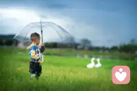 一个吝啬赞美自己孩子的家长，一定会让孩子变得令他们无法赞美。大人开口对孩子说的话，无论是夸奖还是指责，都会在孩子的心理形成定势，并从他之后的行动中反馈出来。一个孩子成长过程中，总是会有很多犯错误的时刻、不听话的行为，经常被羞辱、打压的孩子，他脾气暴戾，自我放逐，看待事物消极悲观。包括家长出于怕孩子骄傲、希望孩子更优秀的心理，采用“打击式教育”来激励孩子，都会破坏孩子的自尊心，起到相反的作用。哲学家詹姆斯说过：
“人性的本质是渴望欣赏，孩子尤其如此，欣赏能让孩子长成参天大树，贬低能让孩子枯萎畸形。”配图