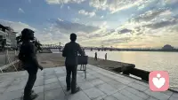 为什么遇到同样的事情，有的人能冷静应对，有的人却瞬间失控？

这通常是因为，每个人的“应激源”都是不一样的。（情绪应激，是指个体在遭遇压力源时，产生以负性情绪为主导的身心反应状态。）

而这些“应激源”，多半是由你过去的经历，尤其是那些未被妥善处理的感受有关：

1、童年时期的“情绪印记”。你童年时被如何对待，往往奠定了情绪的初始设定。

2、过往的重大丧失或创伤。如果一个人经历过沉重的丧失、信任的崩塌或重大挫折，就可能会在某些方面变得格外“易燃易怒”——为了保护自己不再受同样的伤，你会形成一种过度的警觉。

3、真实感受被长期压抑。我们的文化常常鼓励“坚强”“情绪稳定”，这可能会让你习惯性地将脆弱、悲伤、愤怒等情绪压下去，假装没事。但这些情绪并不会消失，它们会像被不断压缩的弹簧。

你的情绪应激是一个信号，提醒你去看见那些尚未被妥善处理的旧伤与需求。配图
