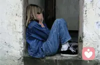 很多人以为，困住自己的，是他人的评价。
但更深一层的问题是：
你开始用“别人怎么看你”的方式，活。

一个人独处时，往往是自然的。
一旦被注视，就开始变形：

表达变得谨慎，
行动开始犹豫，
甚至连想法都会被修正。

这不是简单的紧张。
而是一种位置的变化——你从“行动的人”，变成了“被观看的对象”。