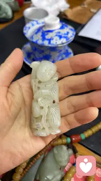 是什么让我们在越亲密的关系中，越不能对对方表达真实感受？原因：
1、对冲突的恐惧：将表达不同意见或情绪直接等同于引发争吵或冲突，认为沉默可以避免关系恶化，维持表面和平。
2、对被否定、被抛弃的恐惧：尤其是童年时期表达需求曾被忽视或指责的人，容易在亲密关系中将表达与受伤划等号，担心露出真实、脆弱的一面会失去对方的爱或认可。
3、对情绪的无能为力：当情绪过于复杂或强烈时，会被“情绪淹没”，大脑一片空白，难以组织语言清晰表达自己的感受。
4、无效沟通的历史经验：过往尝试沟通却屡屡受挫的经历，如表达情绪后未被理解、被敷衍或反而引发更多矛盾，会让人形成“习得性无助”，从而放弃表达。
5、社会文化规训的影响：从小被教育要“懂事”“克制”，将表达情绪与“不懂事”“不坚强”等负面标签关联，导致在亲密关系中也习惯压抑情绪以维持“体面”。
6、对自我暴露的脆弱感：表达情绪本质上是自我暴露，意味着暂时失去掌控感，担心暴露自己的脆弱、依赖或不完美的一面会被对方评判或嫌弃。
​
​如何快速破局？
练习​感受自身情绪→学会命名情绪→在安全环境下表达情绪，增加信心→不断完善表达方式，跟不同的人有不同的表达方式配图