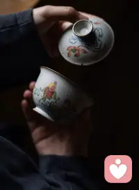 接纳孩子不愿倾诉的状态，是父母一堂重要的修行。不必强求他立刻敞开心扉，不必因他封闭自我而焦虑受伤，更不要把情绪崩溃定义为“不听话”。成年人习惯用道理消解痛苦，却忽略少年需要的从来不是解决方案，而是一份无条件的包容。允许他独处消化情绪，给他不用强迫解释的安全感，当他确定倾诉不会迎来指责，隔绝内心的高墙，才会慢慢松动。每一次温柔的等候，都在为他积蓄愿意开口的勇气。