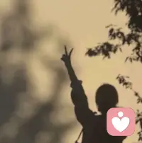 “能接住你所有负面情绪的人，一定是在用你无法想象的力量在爱你。因为他在做的是，毫无保留地消化你的痛苦，同时还要给你注入力量。
