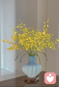 成年人的必修课：把“委屈”调成静音
真正的成熟，不是变得刀枪不入，而是终于懂得：委屈是无用的情绪通胀，除了内耗，兑不出任何真金白银。
我们曾以为，示弱是唤来心疼的暗号，倾诉是获得理解的桥梁。后来才明白，在成人的世界里，“委屈”是最廉价的通货。
它像一场私下的梅雨，淋湿的只有自己的衣角，旁人至多礼貌地递一张纸巾，然后匆匆路过。
戒掉委屈，从承认这三点开始：
第一，课题分离。
别人如何对待你，是他们的修养；你如何回应世界，是你的修行。当期待落空，不必问“为什么是我”，试着问“我能怎么办”。收回对外界的过度投射，把关注点拉回自己身上。
第二，建立边界。
很多时候，委屈源于没有底线的讨好。当你学会温和而坚定地说“不”
’，你会发现，那些曾经让你憋屈的瞬间，会变成尊重的
开始。边界感，是成年人最好的保护色。
第三，自我确权。
不需要谁的批准，你本就拥有快乐的权利。把等待“被理解”的精力，用来滋养自己。去读书，去运动，去在深夜给自己煮一碗热汤。当你内心丰盈，外界的风雨便只是背景音。
所谓戒掉委屈，不过是学会了自我兜底。
不再指望谁来擦眼泪，而是亲手为自己撑伞。
当你不再声张疼痛，你会发现，风停了，天晴了，你也真的强大了。
愿我们都能修得一颗“金刚心”，柔软而不失力量，通透且自带光芒。