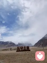 人不能过于圆满
​​1、人旺的家里：钱不旺。
家里人多热闹、老少齐全，人气十足。但人多开销就大，吃喝读书、日常开销样样花钱，攒不住大钱。老天很公平，给了你热闹人丁，就很难再让你大富大贵。
​​2、福气满满的家庭：琐事最多。
家人平安健康，就是最大的福气。但福气旺的家，永远忙不完。照顾老人、操心孩子、家里大小琐事不断。太清净的家往往冷清，忙忙碌碌、烟火不断，才是真实的好日子。
​​3、日子安稳平顺的：难发大财。
平平淡淡、无灾无难，是普通人最大的奢求。但安稳代表没有大风大浪，也就没有一夜翻盘的机遇。大钱都是高压力、高风险熬出来的，普通人平安顺遂，就是最好的福气。
​​4、夫妻和睦的：难赚快钱大钱。
两口子不争不吵、安稳过日子，大多人老实心善，不会算计、不懂投机。一辈子赚的都是干净踏实的辛苦钱，虽然不富贵，但家庭温暖、一生安稳。
​​5、心软善良的人：最容易吃亏。
心软的人，事事体谅别人，事事让步，宁愿自己吃亏，也不麻烦别人。常常被人占便宜、受委屈，但善良自带福报，真诚待人，终会被生活温柔以待。
​​6、活得潇洒自由的：大多孤独。
不被家庭捆绑、不被人情束缚，活得随性自在。但自由都有代价，没人陪伴、没人依靠，喜怒哀乐只能自己扛，潇洒的背后，都是孤独。
​​7、能干要强的人：活得最累。
事事亲力亲为，从不求人、从不示弱。可现实就是越能干越没人帮，越懂事越没人疼。常年操心操劳，身心早早透支。
​​8、追求完美的人：最爱内耗。
生活本就不完美，事事较真、句句计较，揪着小事不放，纠结得失对错，最后折磨的只有自己。
​​人这一生，就是一边拥有，一边失去。
月满则亏，水满则溢，世间从来没有真正的圆满。
​​不用羡慕别人的光鲜，家家都有难处。
家人无病无灾，日子平平淡淡，晚上睡觉踏实安稳，就已经赢过太多人。
​​人生最好的境界，是求缺不求满。
知足，方能常乐。