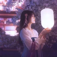 翻开岁月的扉页
每一道风景都在滋养着花香
温暖，一点点在指尖蔓延
我于二月春风里
聆听花开岁月，一记浅笑中安然配图
