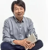 ☀作家刘震云曾说☀
当你经历的多了，就不难理解
那些凡事唯唯诺诺，不敢有主见的人
任凭被欺负也不敢回应，不管到哪里都不会过的很幸福。

☀说到“不争不抢”，很多人会想到佛系青年
但真正的佛系，是“莫听穿林打叶声
何妨吟啸且徐行”的豁达
而不是“都行、可以、没关系”的麻木

☀我们之所以害怕拒绝别人
是因为太在意他人的评价
陷入了“认可欲求”的陷阱

☀这就像弹簧，压得越狠，反弹得越厉害
人也是如此，越没底线，越没人珍惜

❤心理学教授武志红说过：
“你是什么人，决定了你会遇到什么人。”

❤“我们曾如此渴望命运的波澜
到最后才发现，人生最曼妙的风景
竟是内心的淡定与从容。”

❤这份淡定从容，不是逆来顺受
而是懂得在纷繁世界中坚守自我配图
