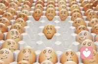 內群體偏差是指人們對自己所在的群體（內群體）產生偏愛，同時對外群體產生偏見的現象。這種偏差表現為對“我們”的偏愛和對“他們”的偏見。例如，如果一個人被劃分為內群體的一員，我們更有可能對其產生好感；而如果被劃分到外群體，我們便可能會夸大差異并產生偏見。配圖