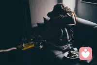 主妇抑郁症，是一种以抑郁心境为主要特点的心境障碍。竞争十分激烈，女性在求职和就业过程中，本来就比男性要难一些，因此在工作中，她们需要付出的努力也更大；在生理周期变化中，也会产生抑郁症状。配图