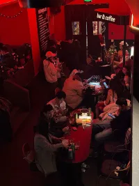 酒吧問題（El Farolbar problem）又稱少數派博弈，是博弈論中經常出現(xiàn)在經濟活動中的一個經典問題。配圖