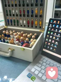 #開啟心偶家族系統(tǒng)排列
?探索家族系統(tǒng)的真相，讓卡阻的能量得以釋放，從而流動(dòng)配圖