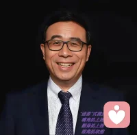 杜乡微笑（Duchenne Smile）就是咱们常说的‌发自内心的真笑‌，最早由法国医生杜兴在 1862 年发现 。它最明显的特征是‌嘴角上扬的同时眼睛周围肌肉也会收缩‌，眼角会出现鱼尾纹，而假笑通常只动嘴巴不动眼睛 。这个概念在心理学和医学界也被称为杜兴微笑或杜彻尼微笑，是辨别情绪真实性的重要指标 。‌‌