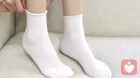 他总说“你的脚很好看”，她却觉得自己在被审视
