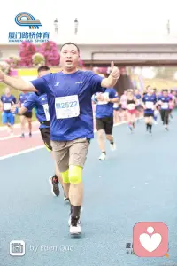 人生沒(méi)有最好的年齡，只有最好的心態(tài)，我們爭(zhēng)不過(guò)歲月，也跑不過(guò)時(shí)間。唯有以自己喜歡的方式，過(guò)好每一個(gè)日子。人生的下半場(chǎng)，善待自己，不取悅別人，不拿別人的錯(cuò)誤懲罰自己，珍惜擁有，不負(fù)時(shí)光，不負(fù)自己！
你眼中的你，不是你，
別人眼中的你，也不是你，
你眼中的別人，才是真正的你！加油！配圖