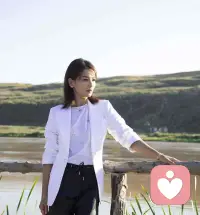 最難的時候，別糾結太遠的將來，鼓勵自己撐過今天就好。很多時候，我們絆在心里的坎，而非生活的難。事兒壓不垮人，但壞情緒會；身體的累能扛過去，心里的累卻能讓人崩潰。生活總有猝不及防的難，可很多糟心事，根本不配占用你的情緒。向陽而生，做個暖自己也暖人的人。配圖