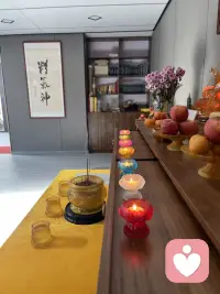 我們總愛美化當(dāng)初沒選的路，可即便重來一百次，以當(dāng)時(shí)的眼界和處境，多半還是會(huì)重踏舊途。所以結(jié)局真有那么重要嗎？人生從不是奔著一個(gè)答案去的，而是邊走邊收獲——這里丟了，那里補(bǔ)上；此處山窮水盡，轉(zhuǎn)角就見柳暗花明。回頭看，那些曾以為跨不過的坎，早被甩在身后；向前望，長路縱有曲折，卻也綴滿星光。說到底，走過的每一步，都是答案。配圖