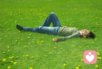 放松生活，
就像躺在草地上，
任由陽光輕撫臉頰，
感受時間的緩緩流淌。配圖