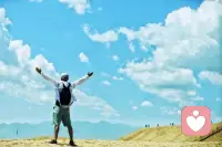 执念的枷锁：我们常陷于过度思虑的泥沼：为小事反复纠结，对结果执着不放，让思绪在脑中盘旋不休。这种执着如无形枷锁，将心灵囚禁于无谓的消耗中。
      当放下执念，心灵便豁然开朗。不再被细枝末节缠绕，不再为未知结果焦虑，生活反而显露出本真的轻盈与自在。
     心宽一寸，路自宽一丈。卸下思想的重负，脚步方能轻快前行。