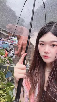 　　生儿，孤独，毛姆，我们每个人生在世界上都是孤独的，每个人都被囚禁在一座铁塔里，只能靠一些符号同别人传达自己的思想。
　　而这些符号并没有共同的价值，因此，它们的意义是模糊的，不确定的。
　　我们非常可怜的想把自己心中的财富传送给别人，但是他们却没有接受这些财富的能力。
　　因此，我们只能孤独地行走，尽管身体相互依傍，却并不在一起。
　　既不了解别的人，也不能为别人所了解，节选自毛姆的月亮和六便士。配图