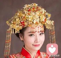 心理测试：选一款中式婚礼头饰，测出你注定在何时才能遇到真爱

A、虽然很想找一个自己的喜欢的人，从此告别单身，但是行动上并不积极，只在那里坐等缘分上门。对于你来说，只有愿望没有行动是很难找到真爱的，缘分降临的几率几乎微乎其微。建议你让自己积极一些吧，不妨多和朋友出去走动走动，接受朋友的建议，将自己的圈子扩大些。
B、你还需要在经历两三次才能找到自己的真爱，现在的你也不知道自己想要什么样的另一半。也不知道什么样的人可以和你一起共度一生，所以你每次在选择的交叉口都凭的是感觉。这个时间说长不长，说短不短，但是要问问自己，是用时间给了自己局限，还是刻意的去逃避这个问题。一切不接受的原因是不是仅仅因为内心的自卑。
C、因为有一段深刻的感情，所以，拿不起又放不下。一直告诉自己，给自己一点时间，忘记了，就可以重新开始了。所以你还需要经历过很多次你才能找到自己的真爱，你整天都在向身边的朋友说为什么我就遇不到真爱，为什么我就没有真爱。不是忘记了痛就是忘记了恋爱的感觉了。正是因为你的这种状态，如果想要遇到一个适合自己的人，得需要一段时间。
D、你对于自己的身材外貌气质是非常有信心的。在一段爱情中，你的占有欲特别的强，总是喜欢控制你的对象，不论做什么事情都要向你汇报请示。所以和你在一起的人会很有压力，所以你可能在在经历过几次的恋爱才能找到真爱，你总是坚定自己的每一个选择。即使偶尔想起过往，也是一笑而过的释怀。在刚开始接受一段感情的时候会抱着些许试探的心理，但当自己确定时，便投入百分百的热情。配图