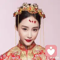 心理测试：选一款中式婚礼头饰，测出你注定在何时才能遇到真爱

A、虽然很想找一个自己的喜欢的人，从此告别单身，但是行动上并不积极，只在那里坐等缘分上门。对于你来说，只有愿望没有行动是很难找到真爱的，缘分降临的几率几乎微乎其微。建议你让自己积极一些吧，不妨多和朋友出去走动走动，接受朋友的建议，将自己的圈子扩大些。
B、你还需要在经历两三次才能找到自己的真爱，现在的你也不知道自己想要什么样的另一半。也不知道什么样的人可以和你一起共度一生，所以你每次在选择的交叉口都凭的是感觉。这个时间说长不长，说短不短，但是要问问自己，是用时间给了自己局限，还是刻意的去逃避这个问题。一切不接受的原因是不是仅仅因为内心的自卑。
C、因为有一段深刻的感情，所以，拿不起又放不下。一直告诉自己，给自己一点时间，忘记了，就可以重新开始了。所以你还需要经历过很多次你才能找到自己的真爱，你整天都在向身边的朋友说为什么我就遇不到真爱，为什么我就没有真爱。不是忘记了痛就是忘记了恋爱的感觉了。正是因为你的这种状态，如果想要遇到一个适合自己的人，得需要一段时间。
D、你对于自己的身材外貌气质是非常有信心的。在一段爱情中，你的占有欲特别的强，总是喜欢控制你的对象，不论做什么事情都要向你汇报请示。所以和你在一起的人会很有压力，所以你可能在在经历过几次的恋爱才能找到真爱，你总是坚定自己的每一个选择。即使偶尔想起过往，也是一笑而过的释怀。在刚开始接受一段感情的时候会抱着些许试探的心理，但当自己确定时，便投入百分百的热情。配图