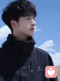 爱的本质，也许是一种考验。考验彼此的明暗人性，考验时间中人的意志与自控。欢愉幻觉，不过是表象的水花。深邃河流底下涌动的黑暗潮水，才需要身心潜伏，与之对抗突破。人年少时是不得要领的，对人性与时间未曾深入理解，于是就没有宽悯，原谅，珍惜。配图